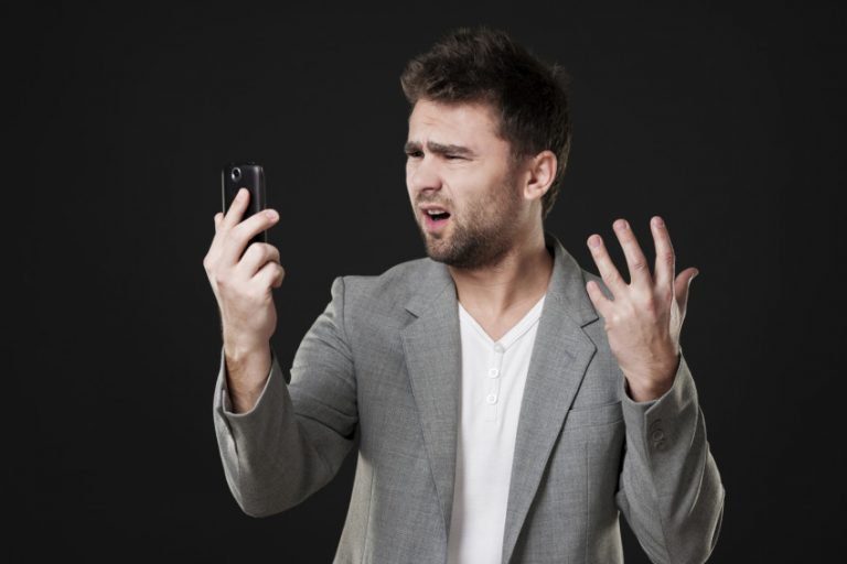 The 10 Dumbest Risks You Can Take With a Smartphone